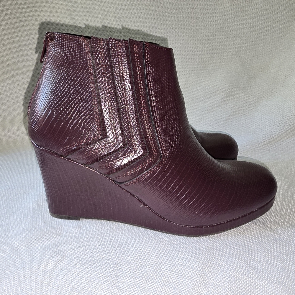 Sugar Juliette Style Sz. 8.5M Elegant Burgundy Wedge Ankle Boots Zip Back